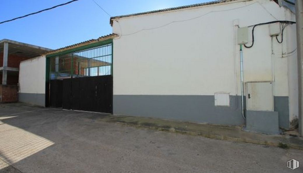 Industrial for sale at Calle Cuevas, 28, Borox, Toledo, 45222 with building, sky, fixture, land lot, asphalt, composite material, road surface, shade, facade and roof around