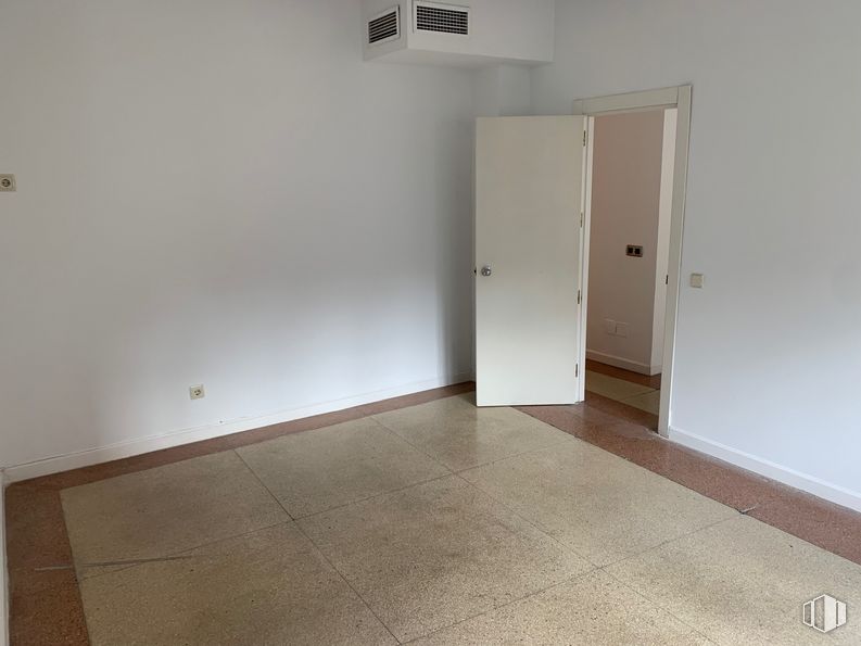 Oficina en alquiler en Zona Centro, Centro, Madrid, 28015 con puerta, accesorio, edificio, madera, pintura, suelo, casa, madera, techo y asa alrededor