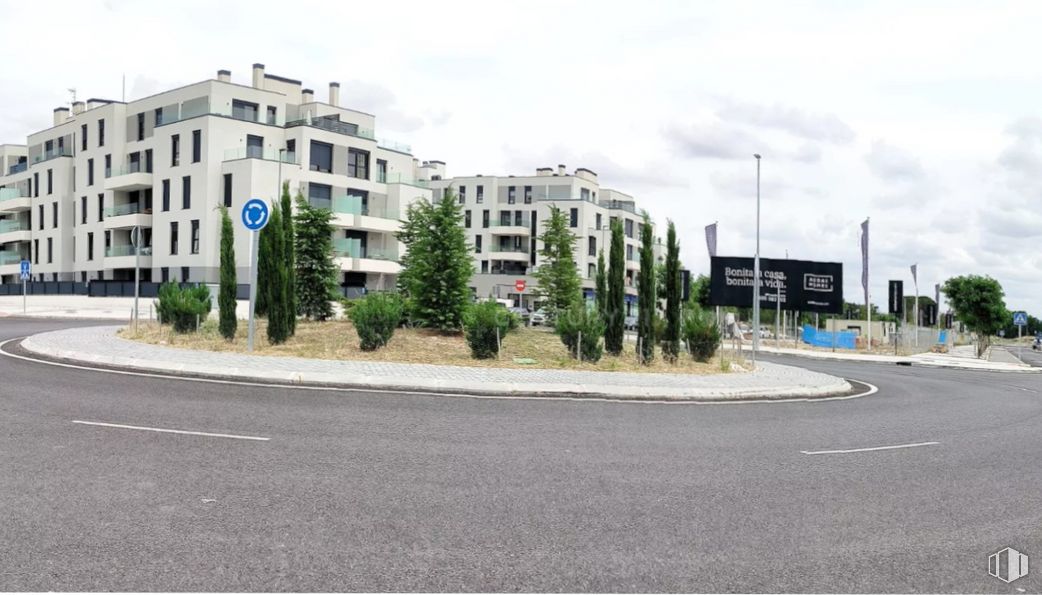 Local en alquiler en Zona Las Sedas, Alcalá de Henares, Madrid, 28806 con edificio, nube, cielo, planta, ventana, asfalto, diseño urbano, luz de la calle, casa y zona residencial alrededor