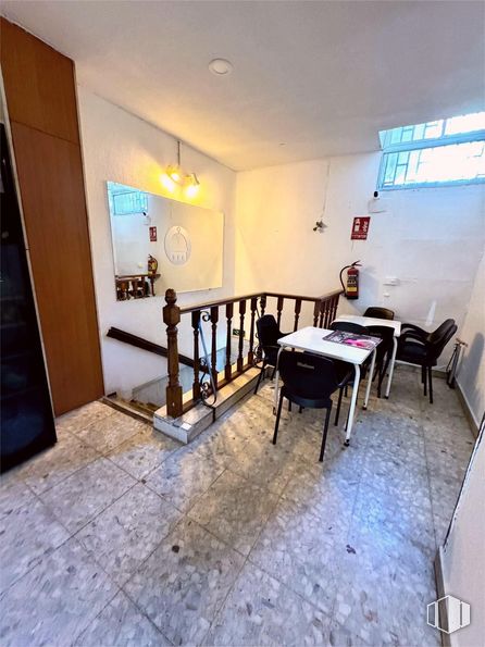 Local en alquiler en Calle Virgen de Nuria, Ciudad Lineal, Madrid, 28027 con silla, ventana, lámpara, alumbrado, mesa de cocina y comedor, mueble, mesa, interiorismo, suelos y suelo alrededor