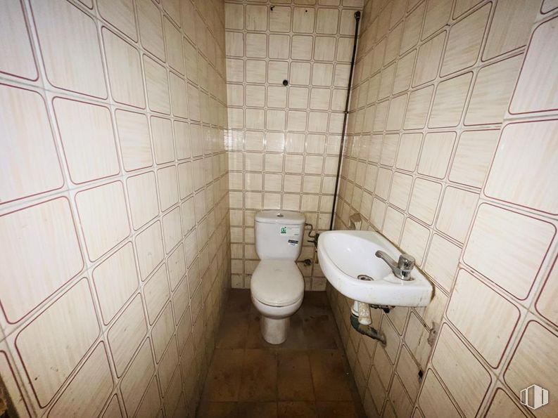 Retail for sale at Travesía Dos de Mayo, Arenas de San Pedro, Ávila, 05400 with sink, toilet, brown, plumbing fixture, bathroom, purple, toilet seat, flooring, floor and wall around