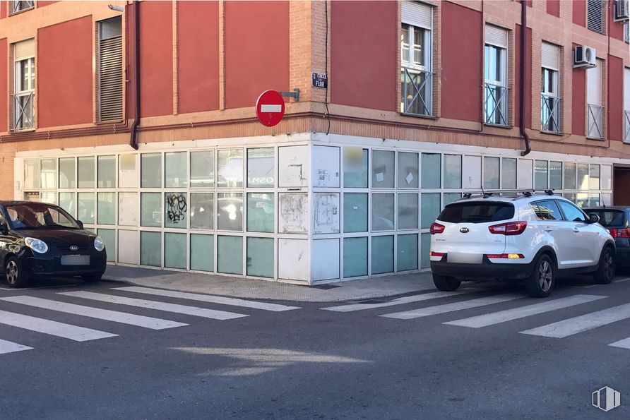 Local en venta en Calle Flor, Azuqueca de Henares, Guadalajara, 19200 con coche, edificio, luz de estacionamiento automotriz, vehículo terrestre, rueda, neumático, vehículo, ventana, placa de matrícula del vehículo y luz trasera y de freno automotriz alrededor