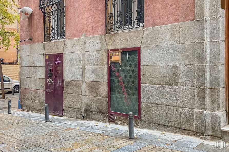 Retail for sale at Calle Espejo, 2, Centro, Madrid, 28013 with mirror, car, window, building, road surface, door, brickwork, material property, brick and facade around