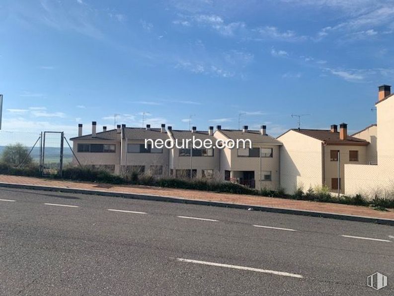 Suelo en venta en Calle Reino Unido, Ávila, 05004 con nube, cielo, planta, edificio, ventana, asfalto, lote de terreno, casa, superficie de la carretera y diseño urbano alrededor