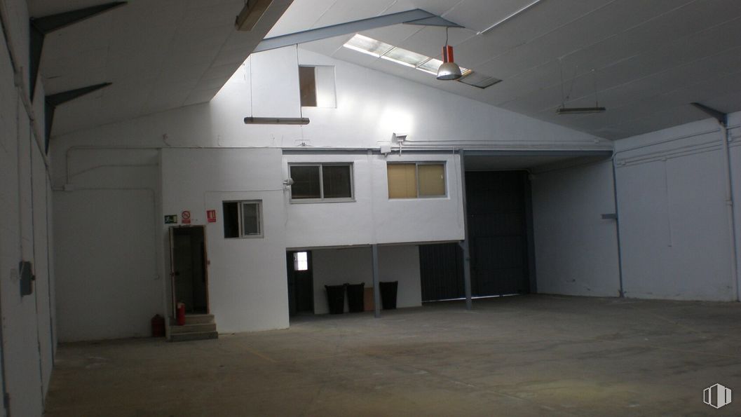 Nave en alquiler y venta en Polígono Industrial Conmar, Ajalvir, Madrid, 28864 con ventana, alumbrado, edificio, madera, casa, accesorio, piso, suelo, pasillo y puerta alrededor