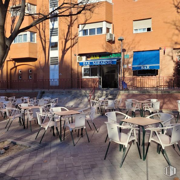 Local en venta en Calle Hornachos, Puente de Vallecas, Madrid, 28053 con silla, edificio, mesa, ventana, mesa de cocina y comedor, mueble, restaurante, muebles de exterior, mesa de exterior y sombra alrededor