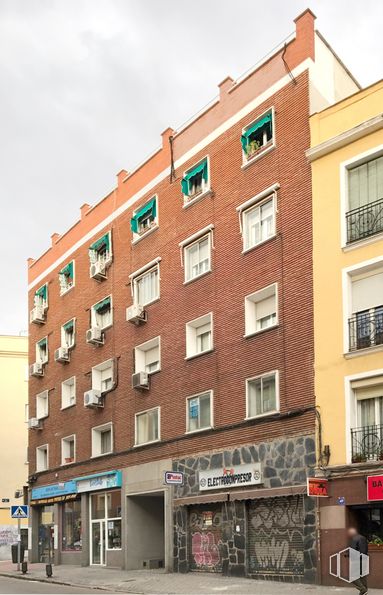 Local en venta en Avenida Doctor Federico Rubio y Galí, 32, Tetuán, Madrid, 28039 con edificio, ventana, propiedad, cielo, infraestructura, bloque de torre, diseño urbano, condominio, ladrillo y nube alrededor