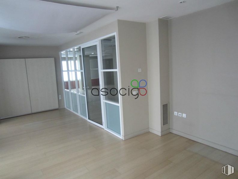 Retail for sale at Calle Cuba, Guadalajara, 19005 with cabinetry, property, fixture, wood, window, hall, shade, wall, flooring and door around