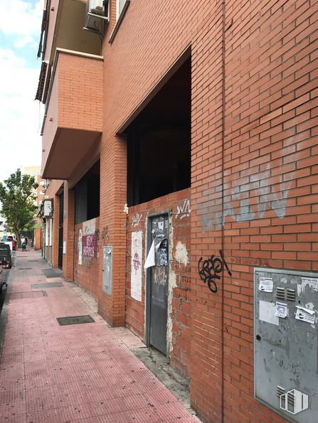 Local en alquiler en Calle Guardia Civil, 15, Valdemoro, Madrid, 28342 con ventana, edificio, superficie de carretera, ladrillo, planta, arquitectura, madera, albañilería, acera y callejón alrededor