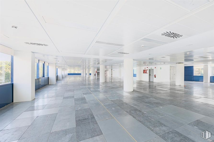 Oficina en alquiler en Calle Obenque, 4, Barajas, Madrid, 28042 con edificio, accesorio, interiorismo, suelos, suelo, hall, vidrio, ciudad, techo y espacio alrededor