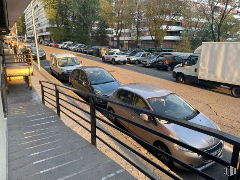 Oficina en alquiler en Zona Peñagrande, Fuencarral - El Pardo, Madrid, 28035 con coche, camión, rueda, neumático, luz de estacionamiento, vehículo terrestre, vehículo, vehículo de motor, iluminación del automóvil y capó alrededor