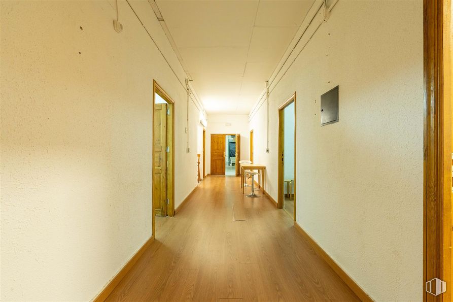 Industrial for sale & for rent at Calle Fontaneros, Villaviciosa de Odón, Madrid, 28670 with door, building, fixture, hall, wood, flooring, floor, house, ceiling and hardwood around