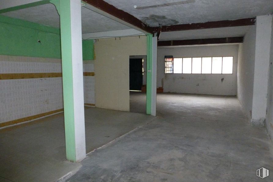 Retail for sale at Plaza Carrasco, Segovia, 40005 with window, floor, fixture, hall, flooring, shade, building, ceiling, composite material and concrete around