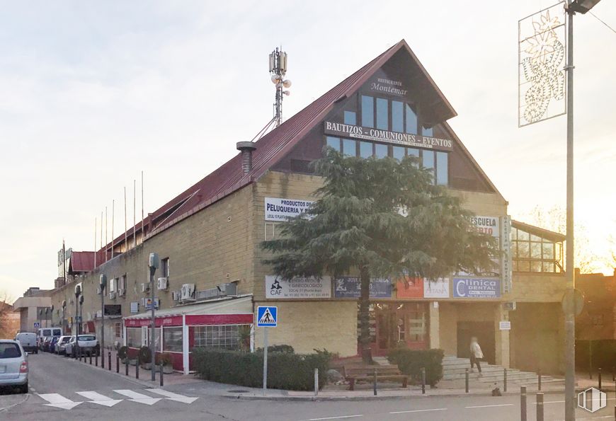 Retail for sale at Centro Comercial El Zoco, Boadilla del Monte, Madrid, 28660 with building, sky, cloud, window, wheel, street light, tree, neighbourhood, plant and residential area around