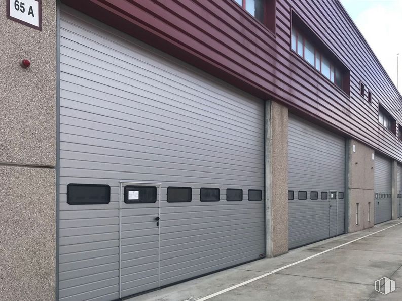 Industrial for rent at Polígono Industrial Villaverde, Villaverde, Madrid, 28021 with window, building, fixture, wood, asphalt, road surface, grey, brick, brickwork and shade around