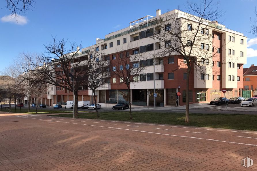 Retail for rent at Bulevar Clara Campoamor, Guadalajara, 19005 with building, sky, property, wheel, car, window, tire, plant, tree and urban design around