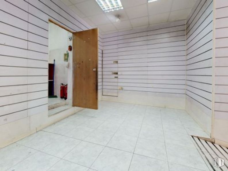 Retail for sale at Calle Mesón de Paredes, Centro, Madrid, 28012 with door, property, wood, flooring, floor, fixture, wall, hardwood, hall and brick around