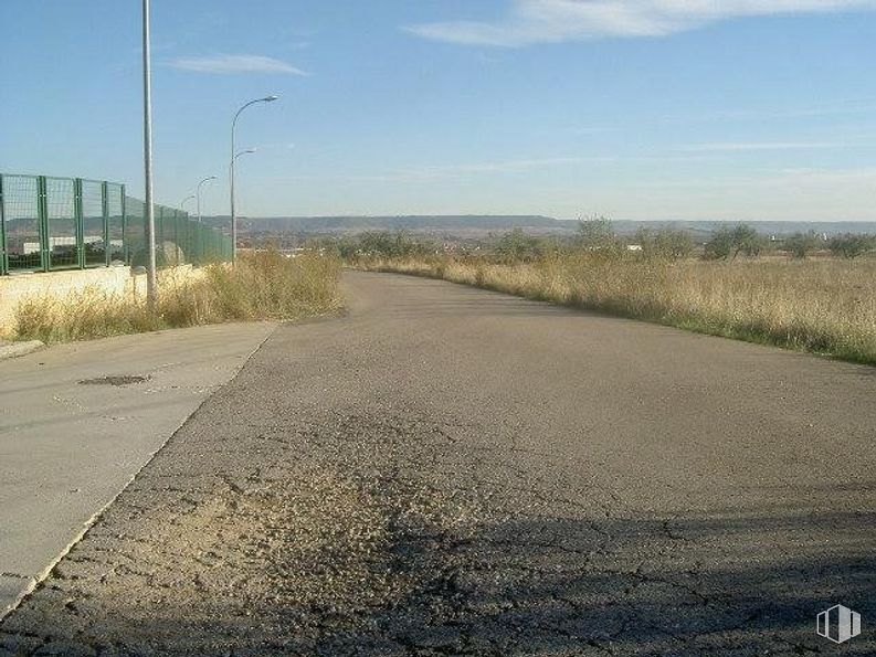 Land for sale at Avenida Industria, Yunquera de Henares, Guadalajara, 19210 with sky, cloud, street light, plant, natural landscape, land lot, road surface, asphalt, thoroughfare and horizon around