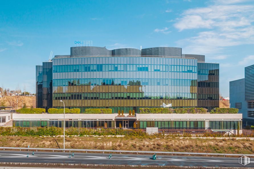 Oficina en alquiler en Edificio París, Calle Ribera del Loira, 8 - 10, Barajas, Madrid, 28033 con edificio, cielo, nube, planta, masa de agua, diseño urbano, árbol, bloque de torre, hierba y condominio alrededor