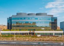 Office for rent at Edificio París, Calle Ribera del Loira, 8 - 10, Barajas, Madrid, 28033 with building, sky, cloud, plant, body of water, urban design, tree, tower block, grass and condominium around