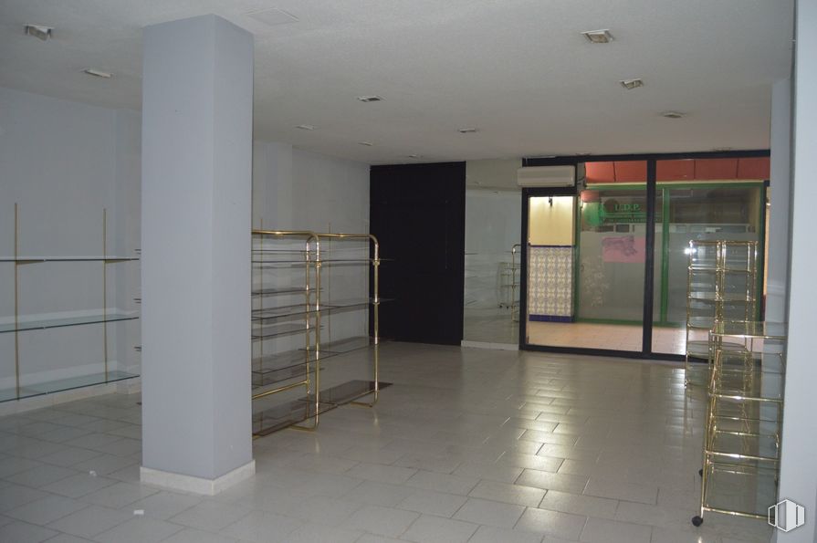 Retail for rent at Calle Prado, 10, Talavera de la Reina, Toledo, 45600 with furniture, fixture, door, flooring, floor, wall, ceiling, glass, automotive exterior and building around