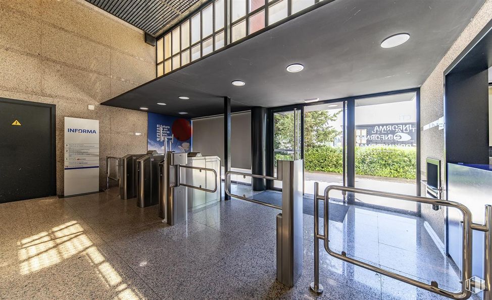 Oficina en venta en Edificio Informa, Avenida Industria, 32, Alcobendas, Madrid, 28108 con planta, interiorismo, suelo, suelos, accesorio, puerta, hall, vidrio, inmobiliario y sombra alrededor