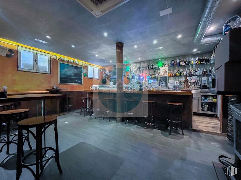 Local en venta en Paseo Marqués Zafra, Salamanca, Madrid, 28028 con taburete, bar, techo, pub, taburete de bar, botella, lámpara, encimera, restaurante y taberna alrededor