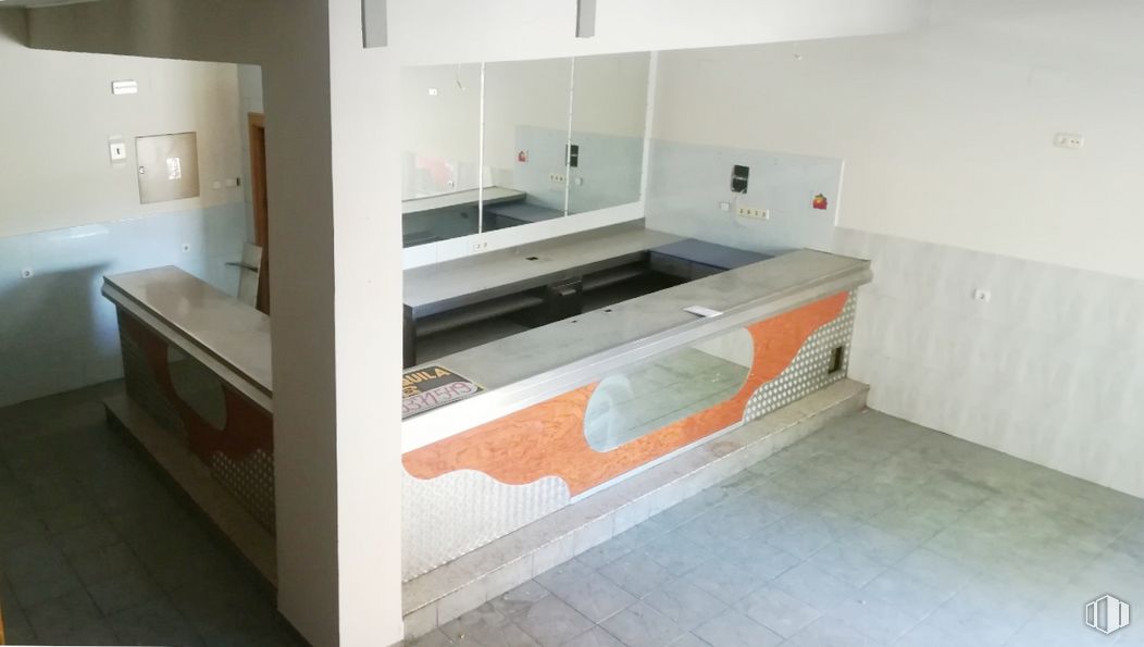 Local en venta en Zona comercial, Arganda del Rey, Madrid, 28500 con encimera, mueble, edificio, suelo, piso, casa, cocina, accesorio, madera y rectángulo alrededor