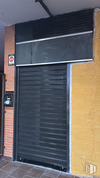 Retail for sale at Calle Apolo, 20, Valdemoro, Madrid, 28341 with composite material, garage door and gate around