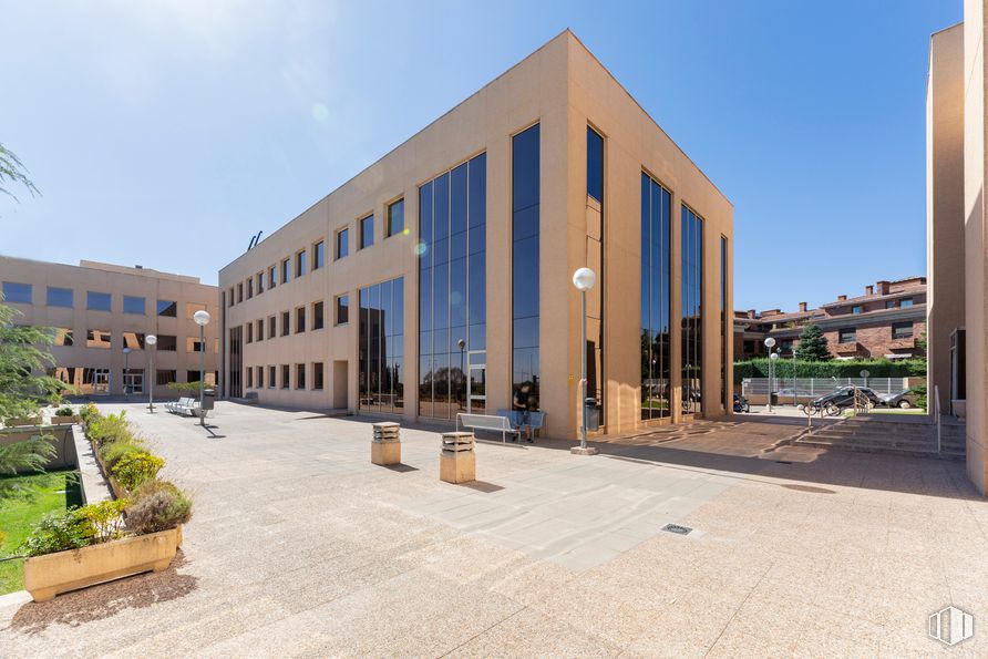 Oficina en alquiler en Edificio París, Calle Rozabella, 6, Las Rozas de Madrid, Madrid, 28230 con edificio, maceta, planta, cielo, día, diseño urbano, ventana, árbol, fachada y ciudad alrededor