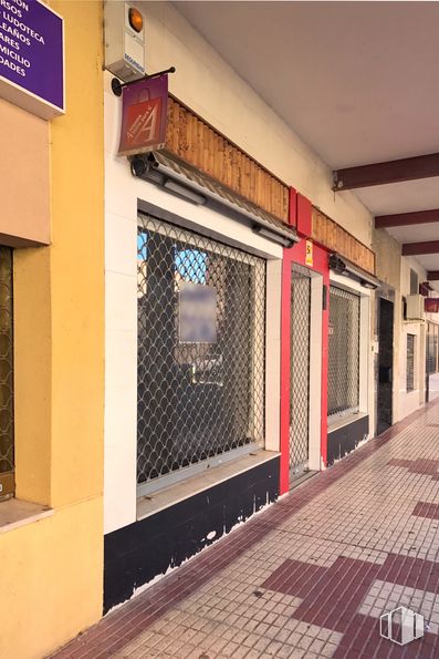 Local en venta en Calle Burgos, 9, Azuqueca de Henares, Guadalajara, 19200 con madera, edificio, piso, suelo, pared, puerta, accesorio, fachada, ladrillo y albañilería alrededor