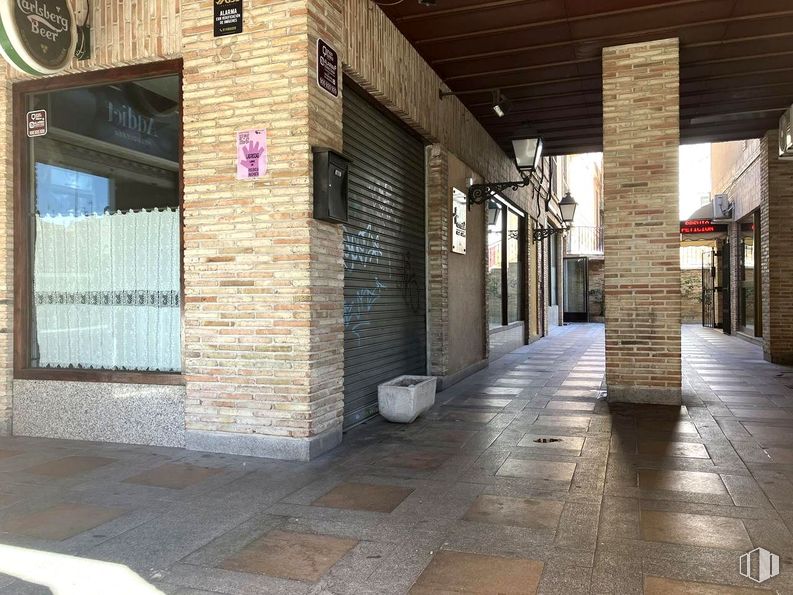 Local en alquiler y venta en Plaza de España, Las Rozas de Madrid, Madrid, 28230 con pared, suelos, ladrillo, suelo, albañilería, material compuesto, puerta, hormigón, hierro y acera alrededor