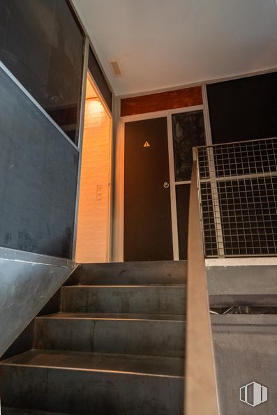 Local en venta en Zona Cuatro Caminos, Tetuán, Madrid, 28020 con puerta, escaleras, madera, arquitectura, casa, pared, suelos, tinte para madera, edificio y inmobiliario alrededor