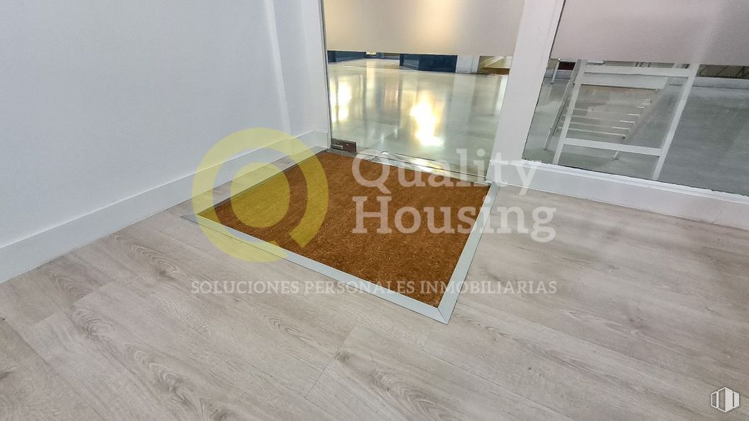 Local en venta en Calle Santillana del Mar, Boadilla del Monte, Madrid, 28660 con marrón, madera, rectángulo, accesorio, suelo de baldosas, ámbar, suelo, suelos, propiedad material y beige alrededor