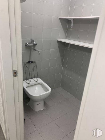 Retail for sale at Plaza Sierra de Ayllón, Villa de Vallecas, Madrid, 28031 with toilet, bidet, plumbing fixture, bathroom, purple, toilet seat, fixture, floor, plumbing and flooring around