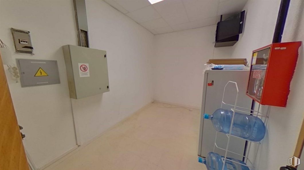 Oficina en alquiler en Calle Isabel Colbrand, Fuencarral - El Pardo, Madrid, 28050 con refrigerador, edificio, suelo, gas, suelos, máquina, accesorio, servicio, habitación y agua alrededor