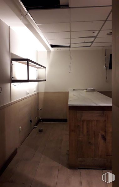 Local en venta en Calle Víctor Andrés Belaunde, 22, Chamartín, Madrid, 28016 con ebanistería, encimera, alacena, edificio, interiorismo, arquitectura, madera, suelos, suelo y pared alrededor