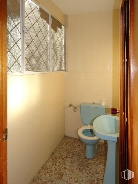 Retail for sale at Casco antiguo, Las Rozas de Madrid, Madrid, 28230 with sink, toilet, property, building, window, bathroom sink, bathroom, plumbing fixture, fixture and purple around