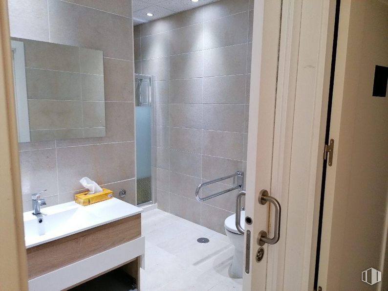 Retail for sale at Zona Estación, Las Rozas de Madrid, Madrid, 28230 with sink, mirror, plumbing fixture, tap, fixture, bathroom, floor, door, wall and flooring around