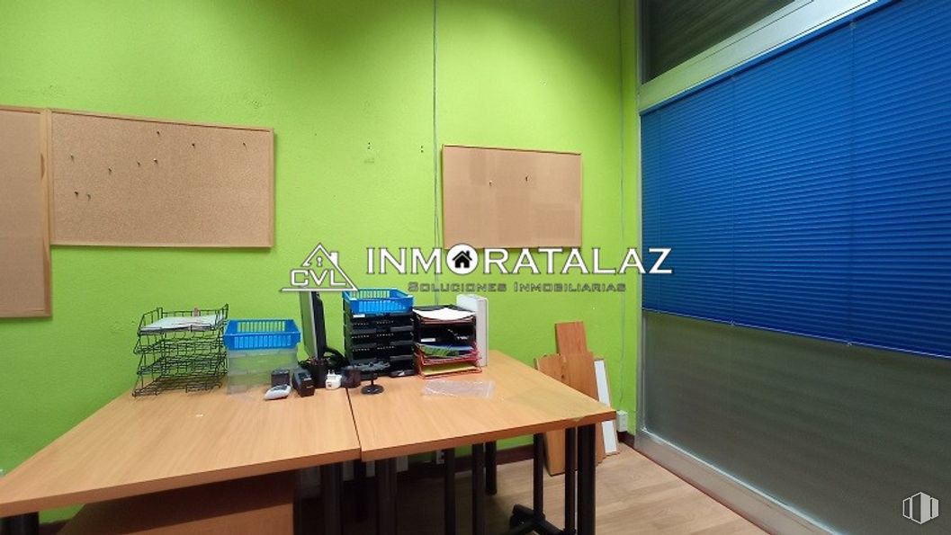 Local en venta en Avenida de Moratalaz, Moratalaz, Madrid, 28030 con mesa, persiana de la ventana, mueble, escritorio, madera, diseño de interiores, material de oficina, escritorio para computadora, edificio y pantalla de ordenador alrededor