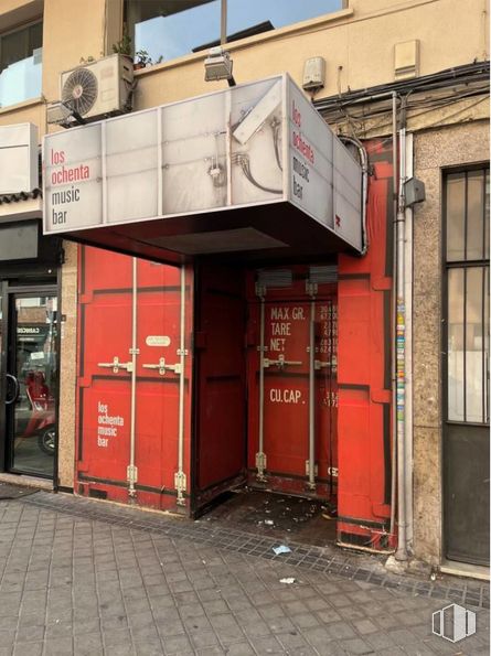 Retail for sale at Calle Bravo Murillo, Tetuán, Madrid, 28020 with door, building, fixture, window, road surface, wood, brick, city, gas and facade around