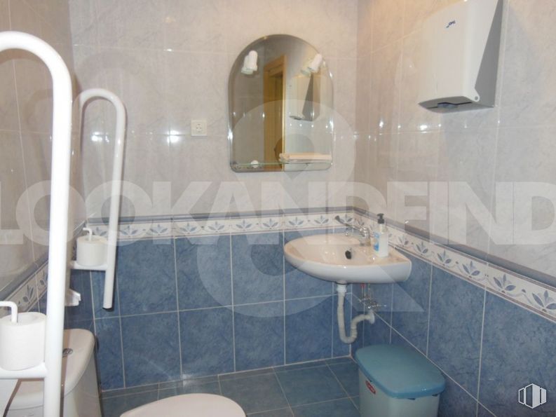 Retail for sale at Buenavista, Toledo, 45005 with sink, toilet, mirror, tap, bathroom sink, plumbing fixture, property, bathroom, building and purple around