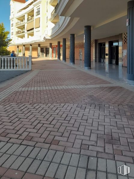 Local en alquiler en Casco urbano, Arganda del Rey, Madrid, 28500 con edificio, superficie de la carretera, pavimento, piso, acera, diseño urbano, asfalto, árbol, pisos de baldosas y ciudad alrededor