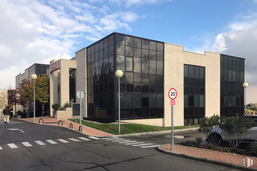 Oficina en alquiler en Edificio O, Calle Caléndula, 95, Alcobendas, Madrid, 28100 con edificio, coche, nube, tiempo de día, planta, cielo, diseño urbano, edificio comercial, fachada, bienes raíces, ciudad y área metropolitana alrededor