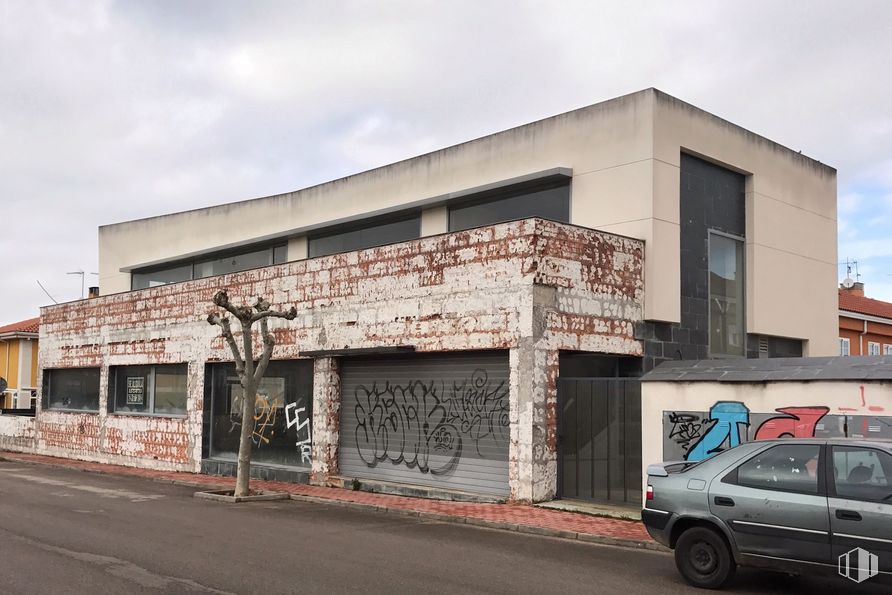 Retail for sale & for rent at Calle La Coruña, 2, Torrejón del Rey, Guadalajara, 19174 with car, tire, building, automotive parking light, sky, cloud, window, wheel, vehicle and asphalt around