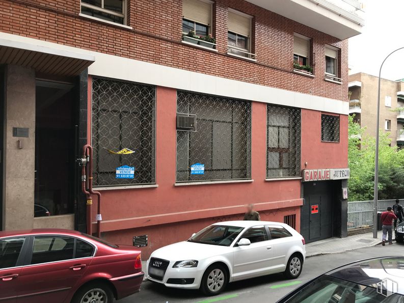 Retail for sale & for rent at Calle Manuel Luna, 1, Tetuán, Madrid, 28020 with car, window, tire, building, automotive parking light, wheel, land vehicle, vehicle, automotive lighting and plant around