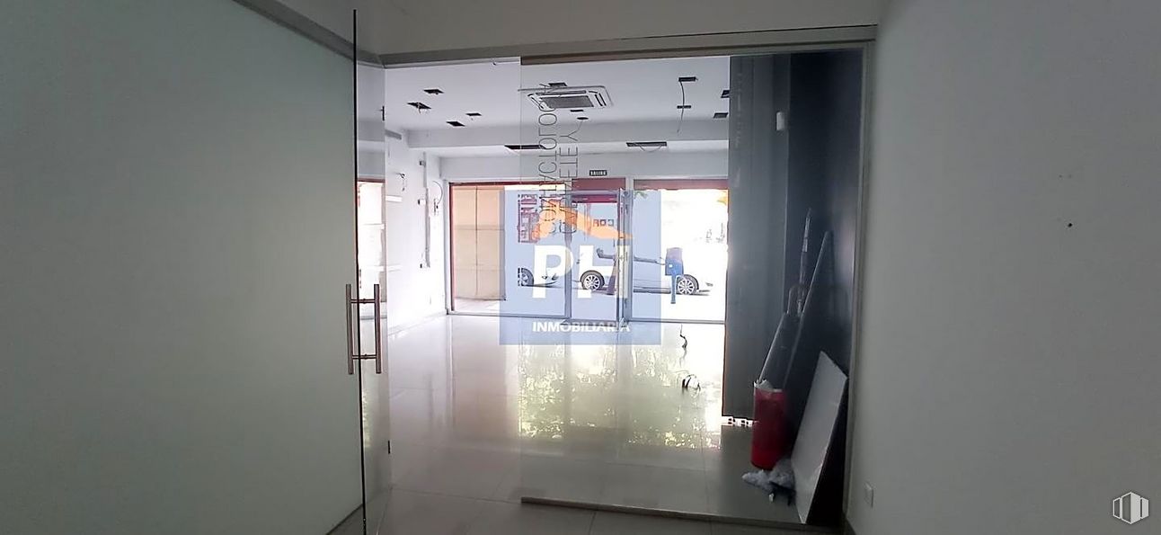 Local en alquiler y venta en Calle Extremadura, Fuenlabrada, Madrid, 28944 con puerta, accesorio, suelo, suelos, gas, vidrio, material compuesto, techo, edificio y aluminio alrededor