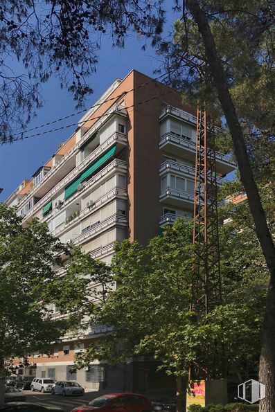 Retail for rent at Calle Virgen del Lluc, 38 , Ciudad Lineal, Madrid, 28027 with car, building, sky, daytime, property, tower block, tree, urban design, condominium and woody plant around