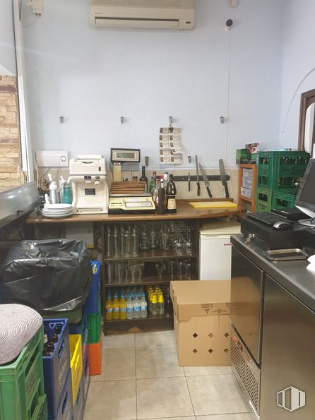 Local en venta en Zona Universidad, Móstoles, Madrid, 28933 con caja de envío, madera, ebanistería, escritorio, suelos, madera dura, máquina, cocina, ingeniería y estantería alrededor