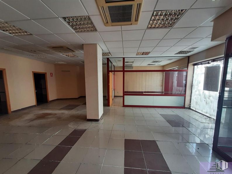 Retail for sale & for rent at Zona centro, El Romeral, Toledo, 45770 with fixture, hall, architecture, interior design, flooring, floor, material property, ceiling, tile flooring and building around